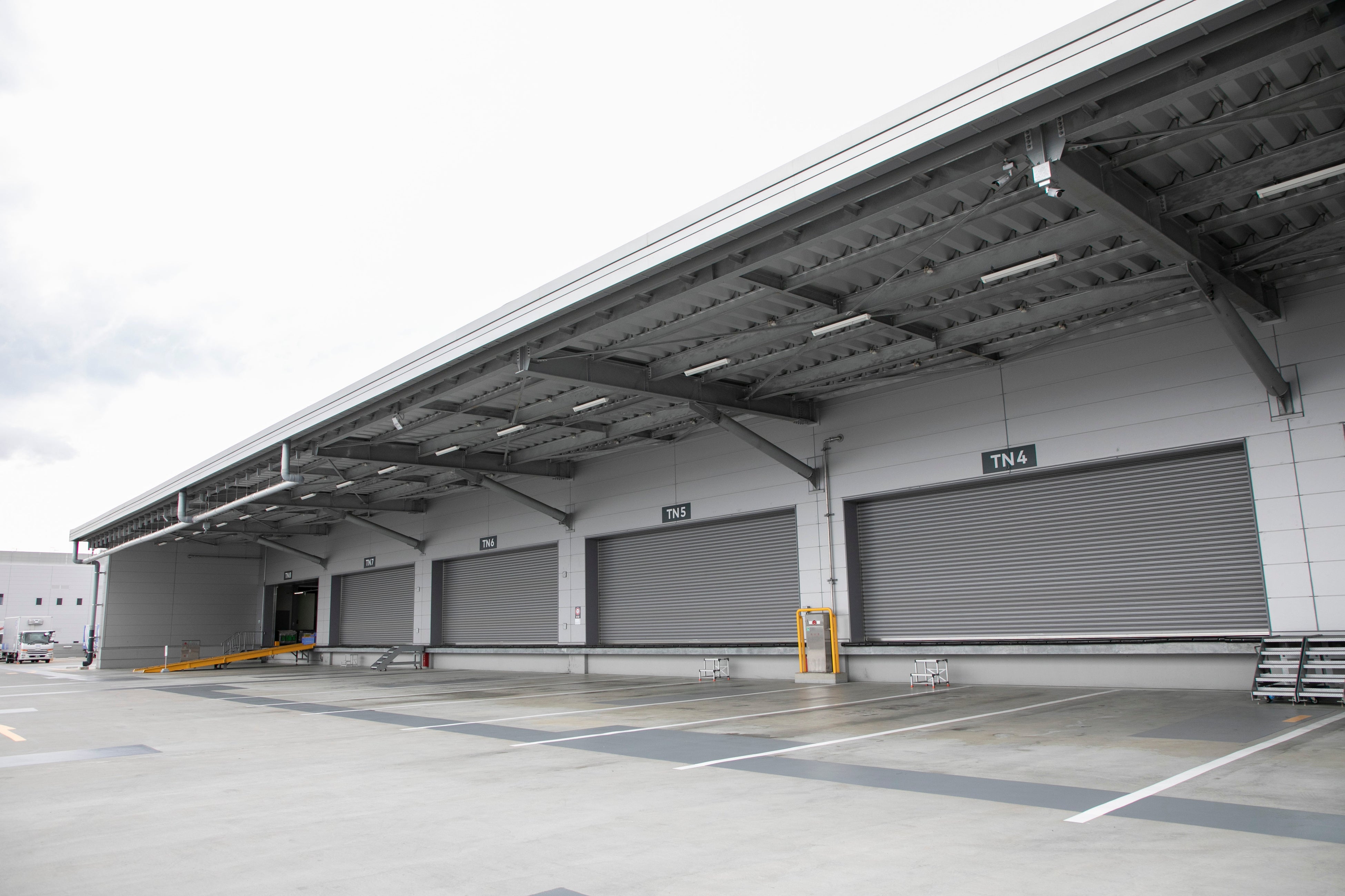 広大な屋上の荷捌きターミナル