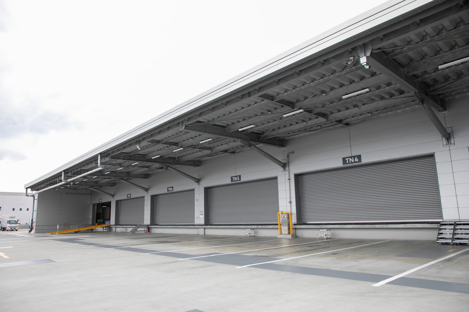 広大な屋上の荷捌きターミナル