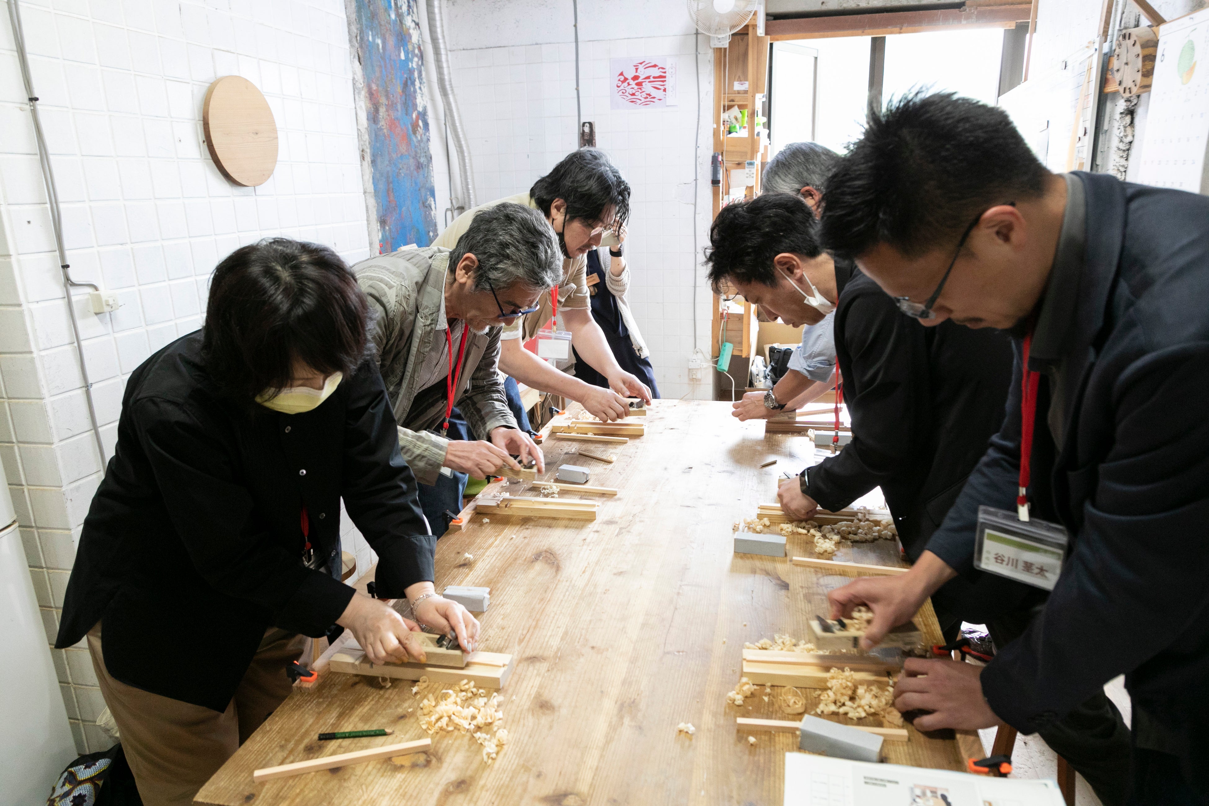 箸づくり体験に熱中する参加者の皆さん