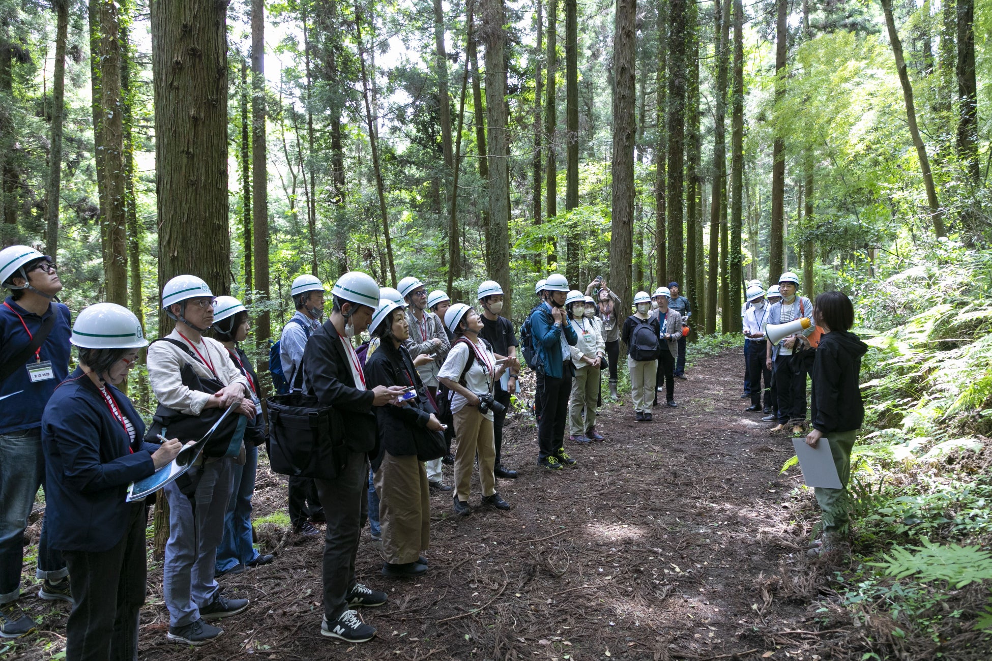 中沢林道にてお話を伺うメディア関係者