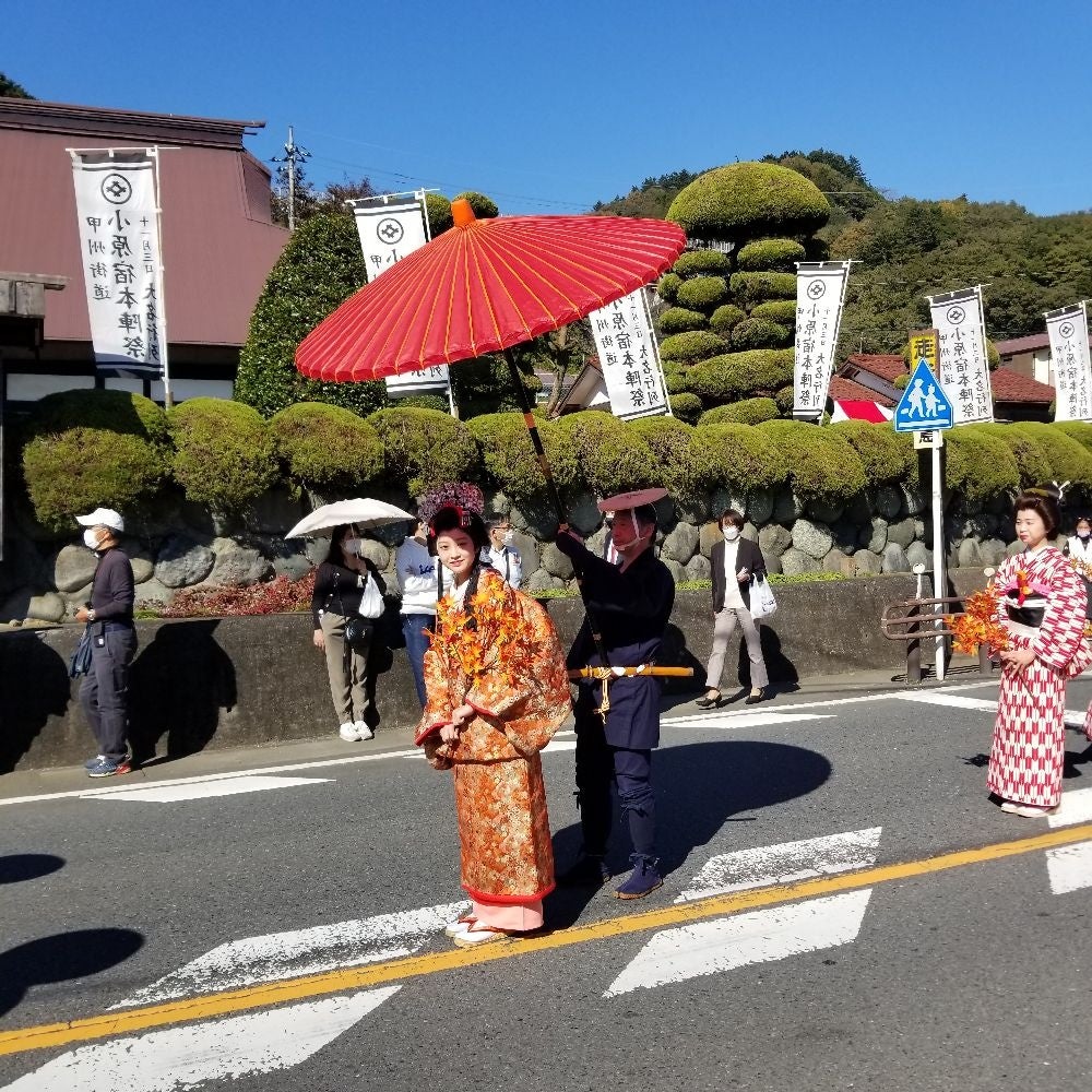 沿道の観客の注目を浴びながら