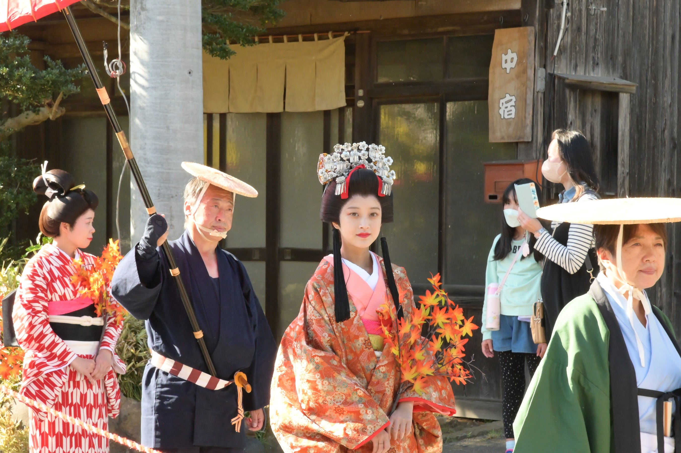 姫と姫の傘持ち