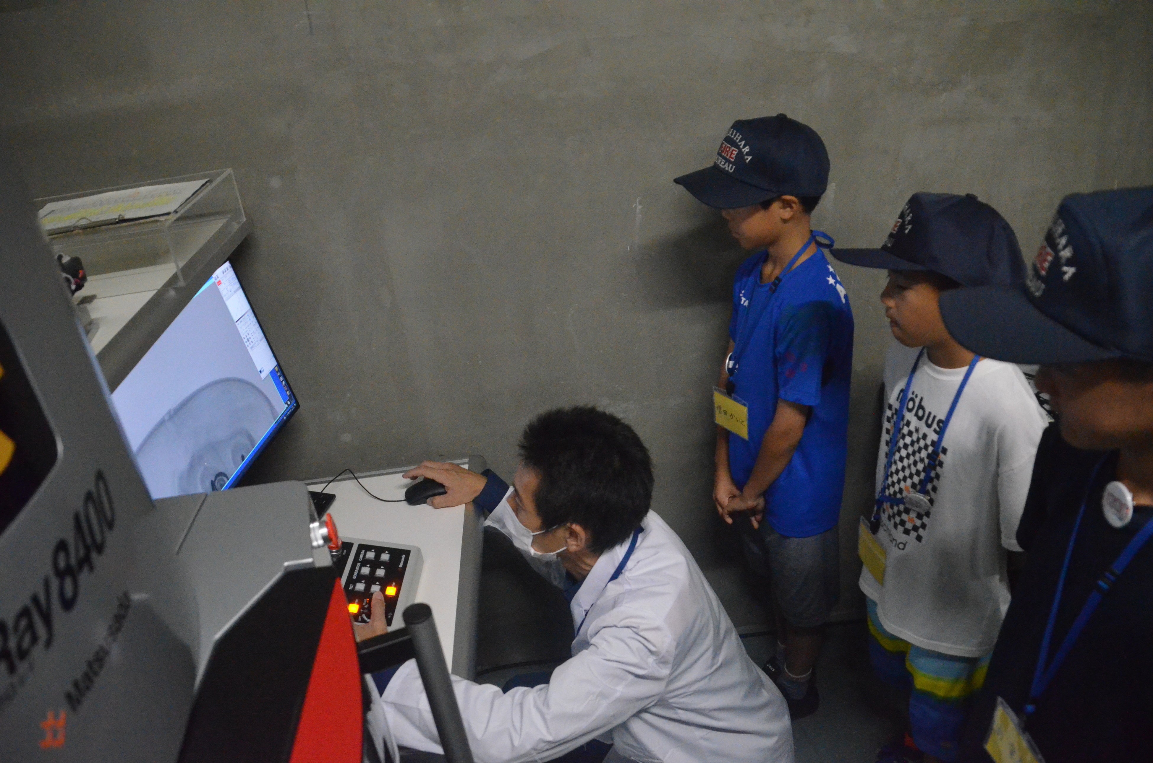 モニターを使って火事の原因を調査