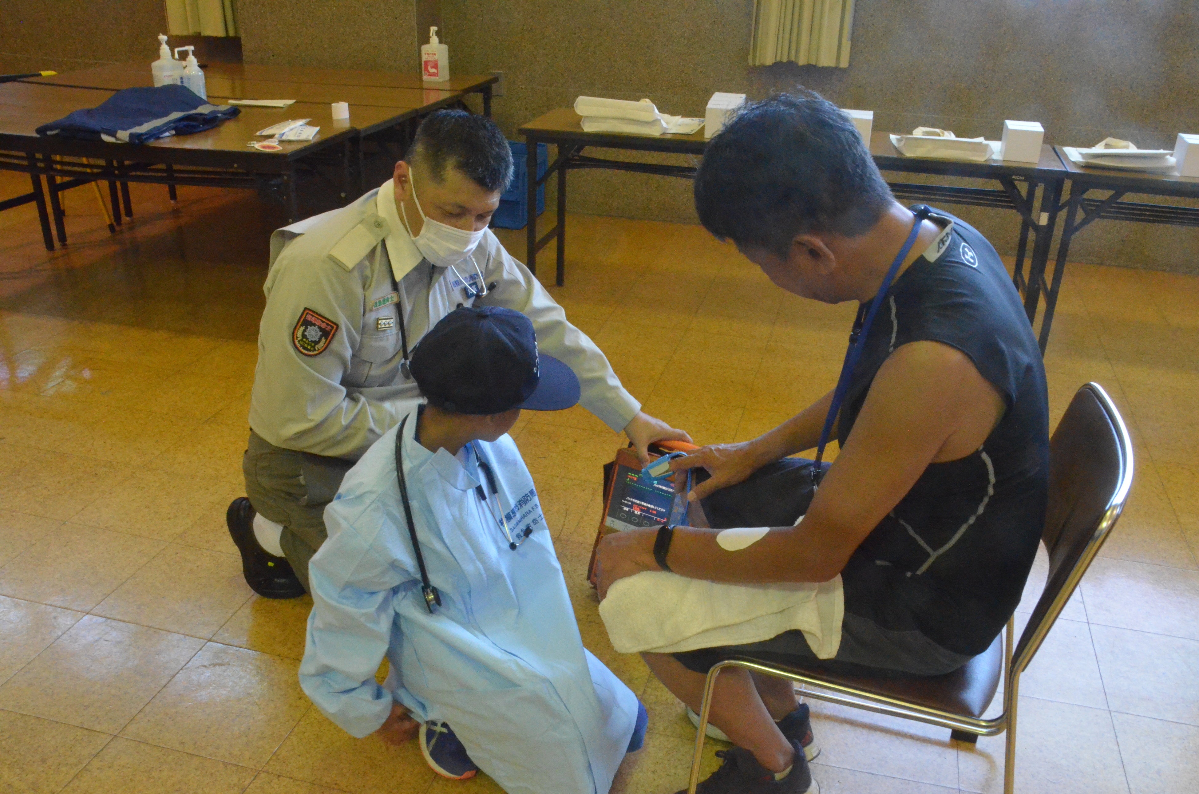 救急隊に扮したお子さんが親御さんの手当てを