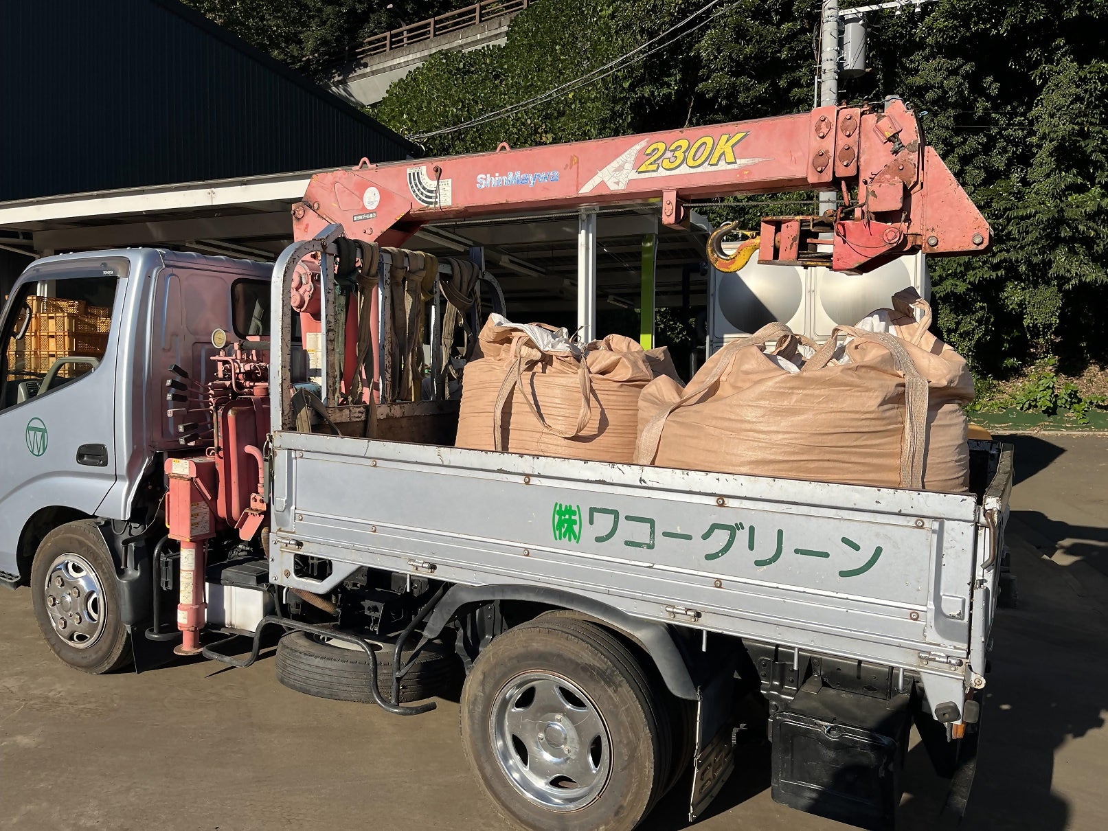 トラックで生産農家へ