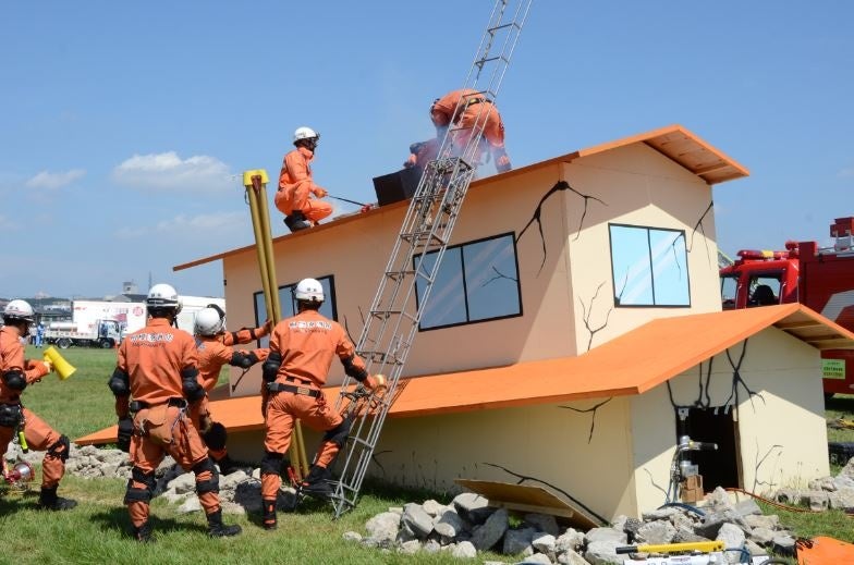 倒壊建物からの救出救助活動の様子