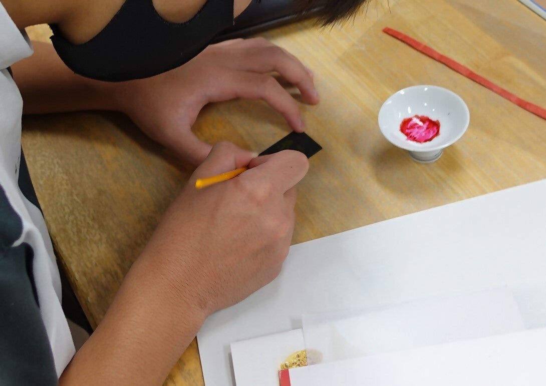 お守りづくりの様子