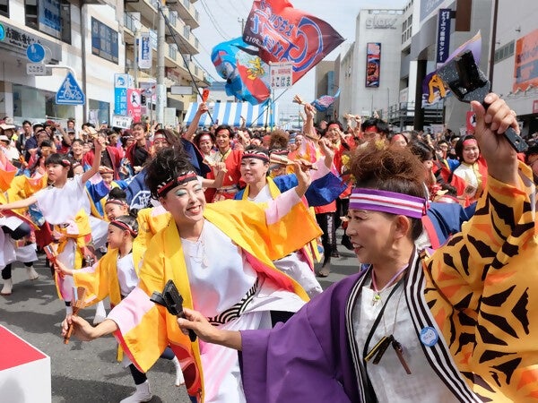 全チームによるオープニングの「総踊り」の様子