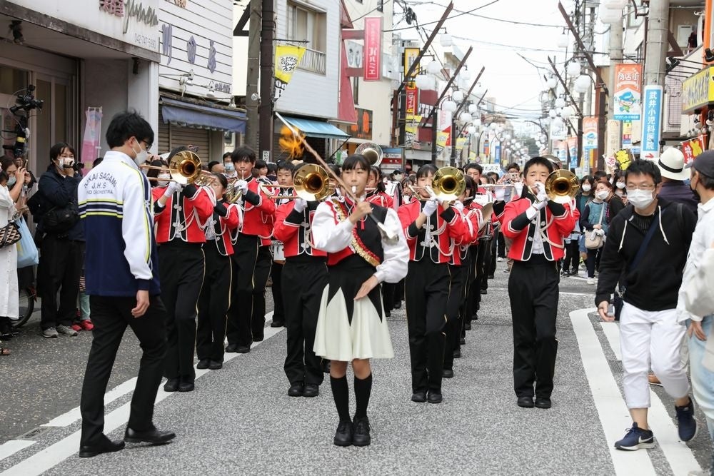 ブラスバンドによるパレード演奏の様子