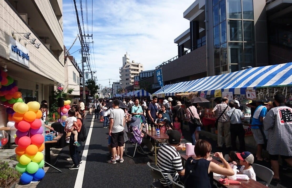 様々な出店が並ぶ飲食ブース