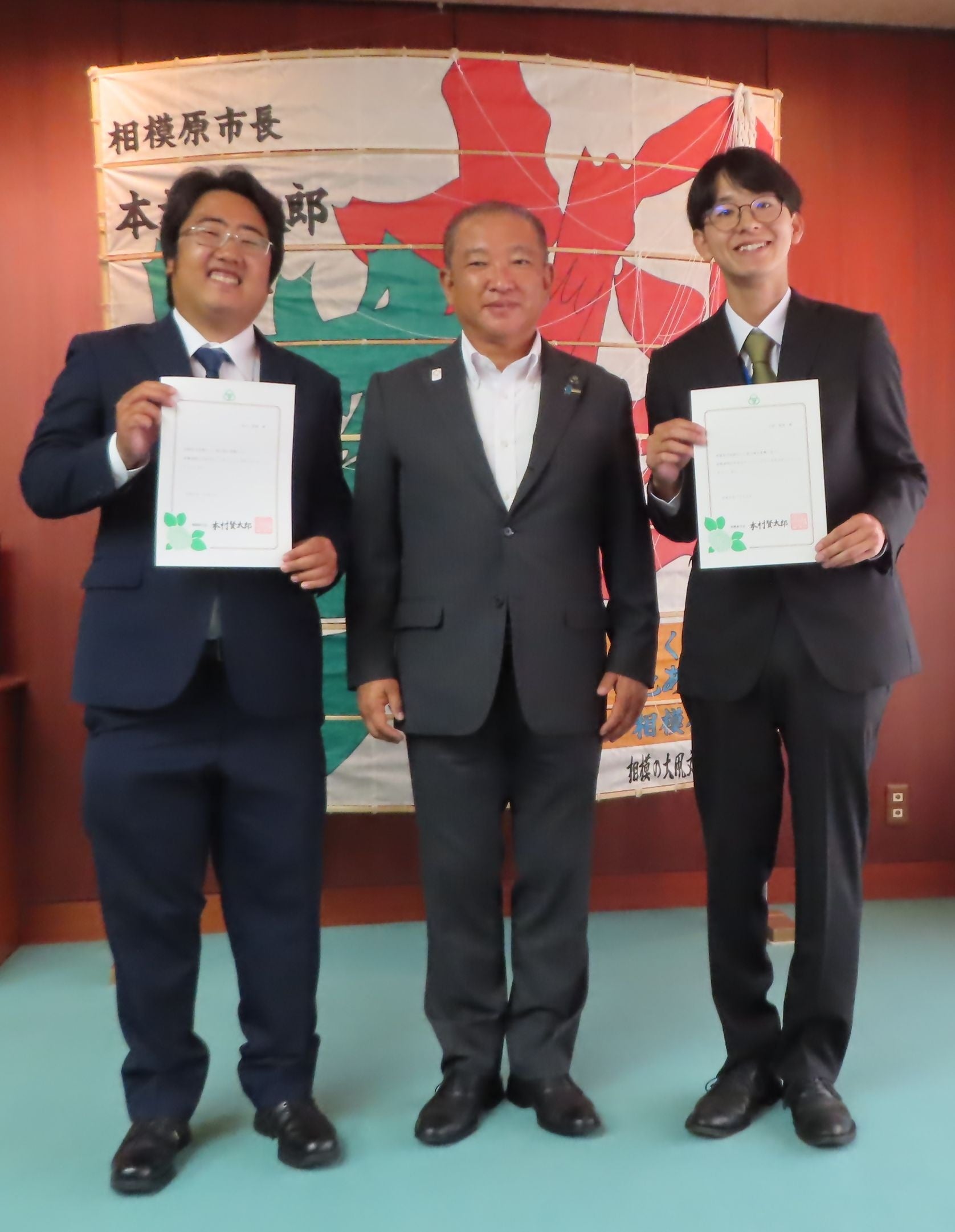 委嘱式での本村市長との記念写真