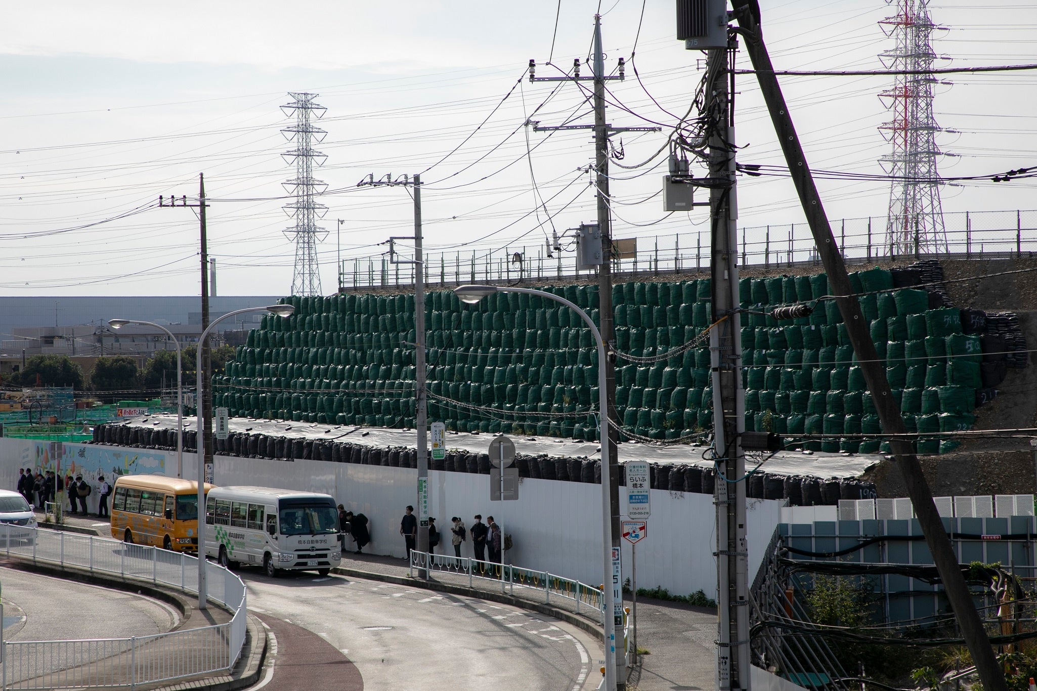 バスへの移動途中、リニア中央新幹線駅建設現場をチェック