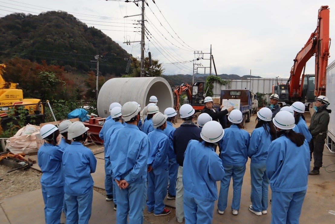 職員や工事を担当する民間事業者から説明を受ける生徒たち