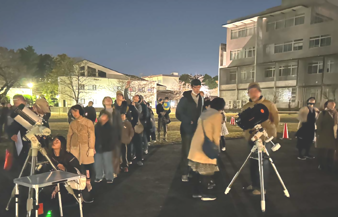 天体観測（天気が良く月もきれいに見えました）