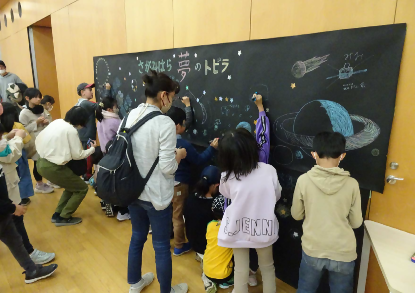 参加者が思い思いに星などを描きました