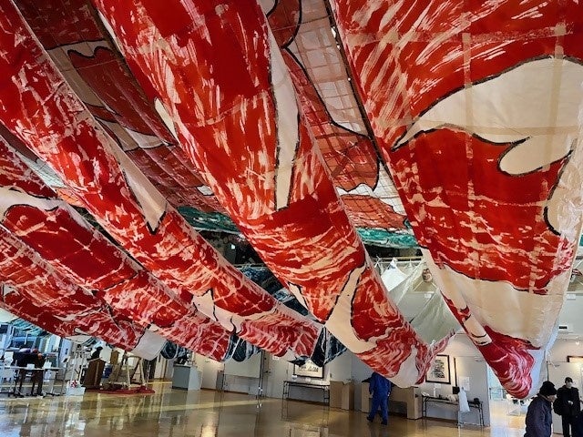 書いた和紙を乾かしている様子