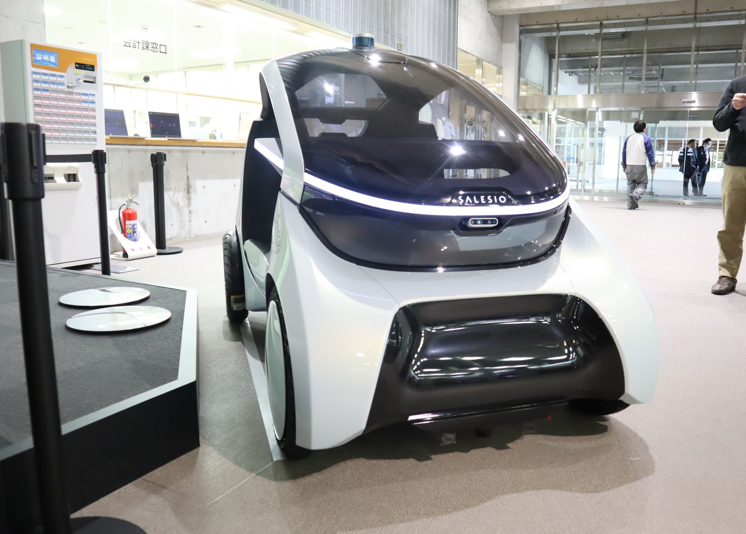 会場に展示された自動運転EV「VISMO」