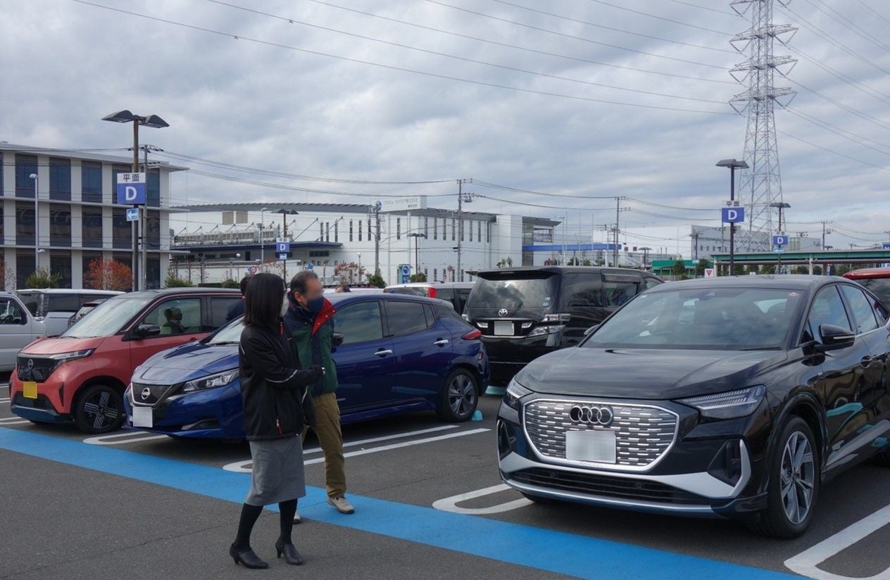 車を紹介する様子