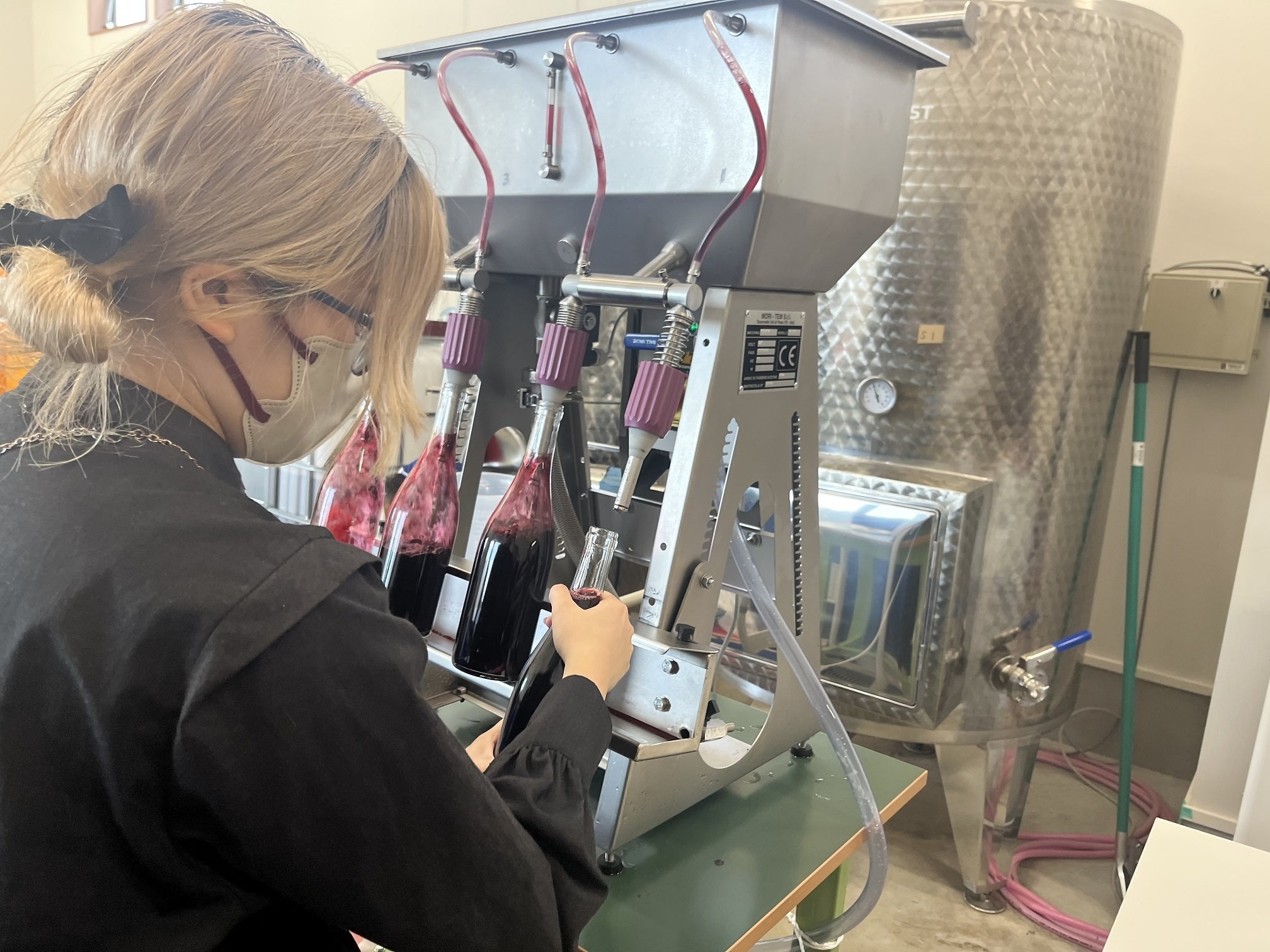 慎重に行った瓶詰の様子