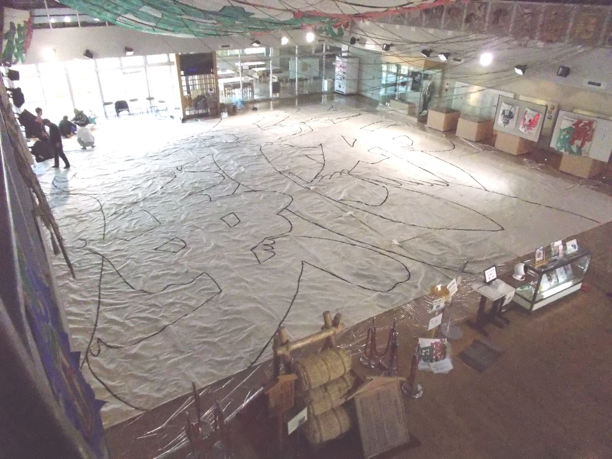 新戸会場の題字書きの風景