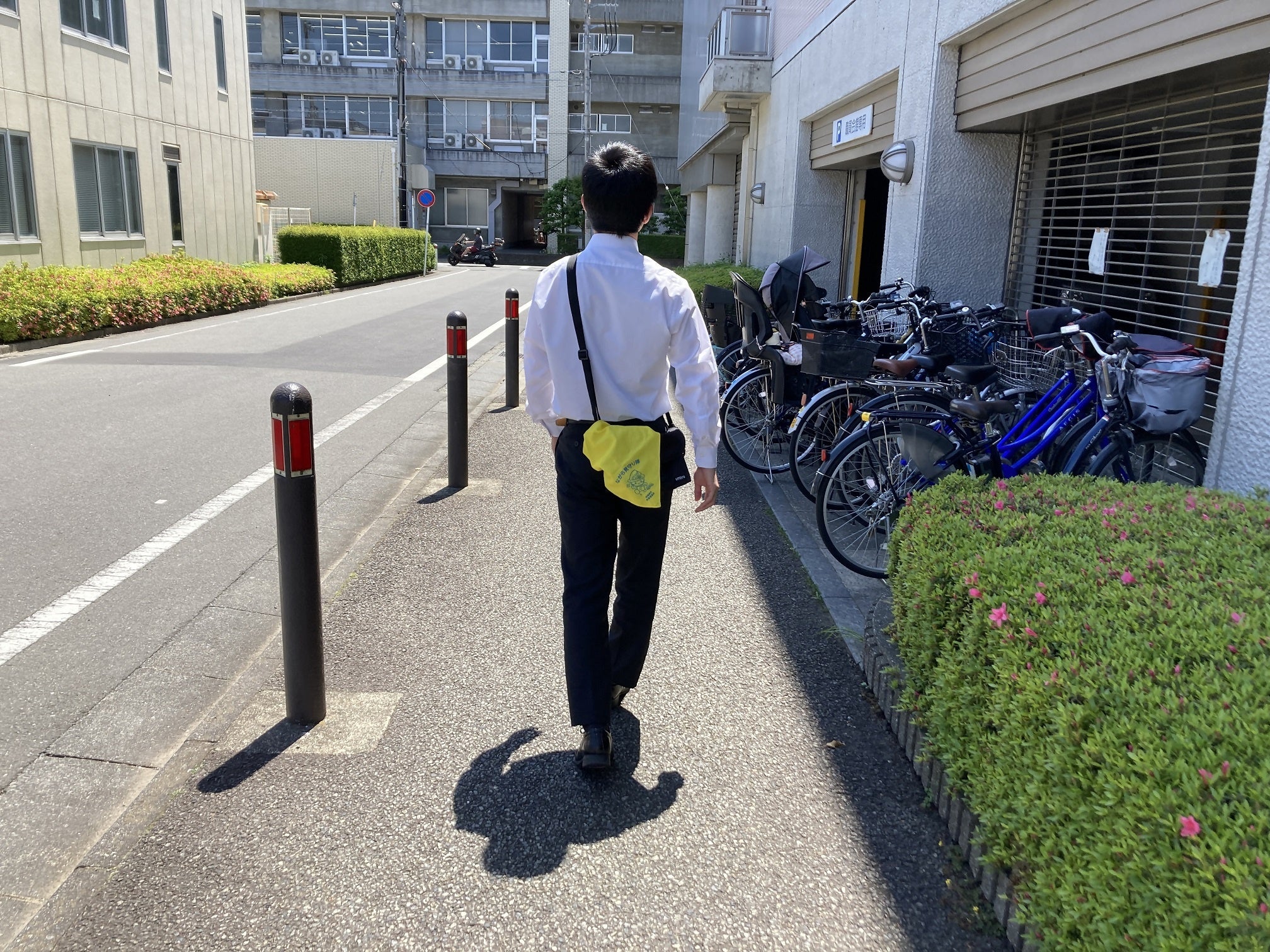 バンダナを付けて通勤する職員