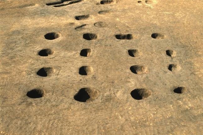 田名塩田原遺跡からみつかった建物の柱跡