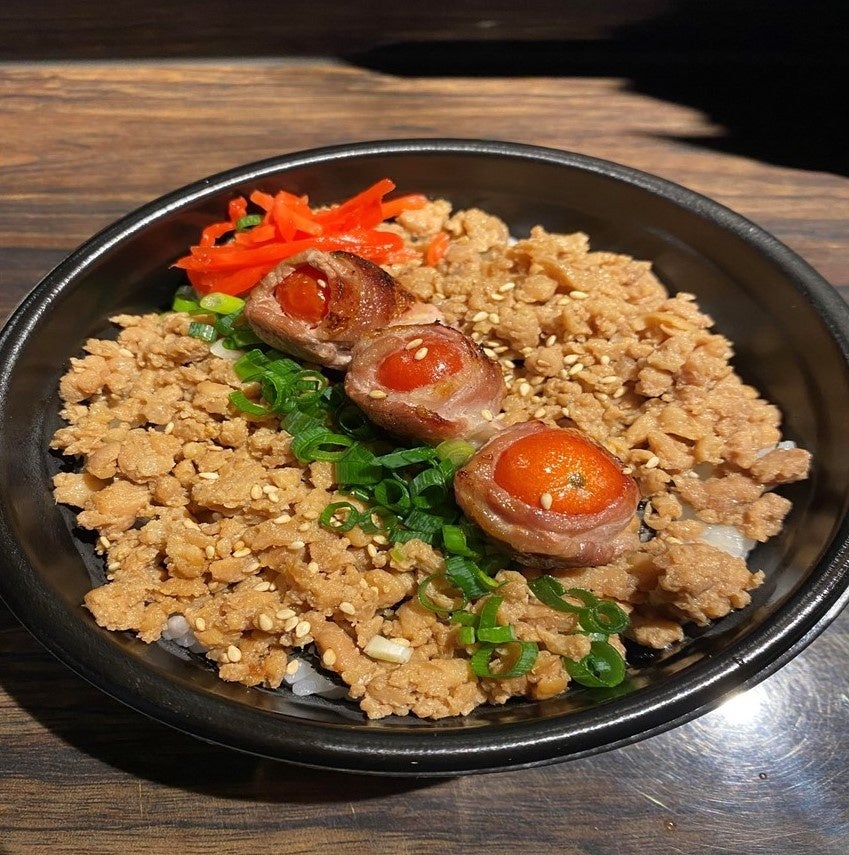 宇宙トマト肉巻と鶏そぼろのコラボ丼（一例）
