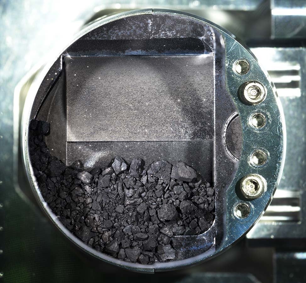 サンプルが入ったカプセル開封後の画像（画像提供：JAXA）