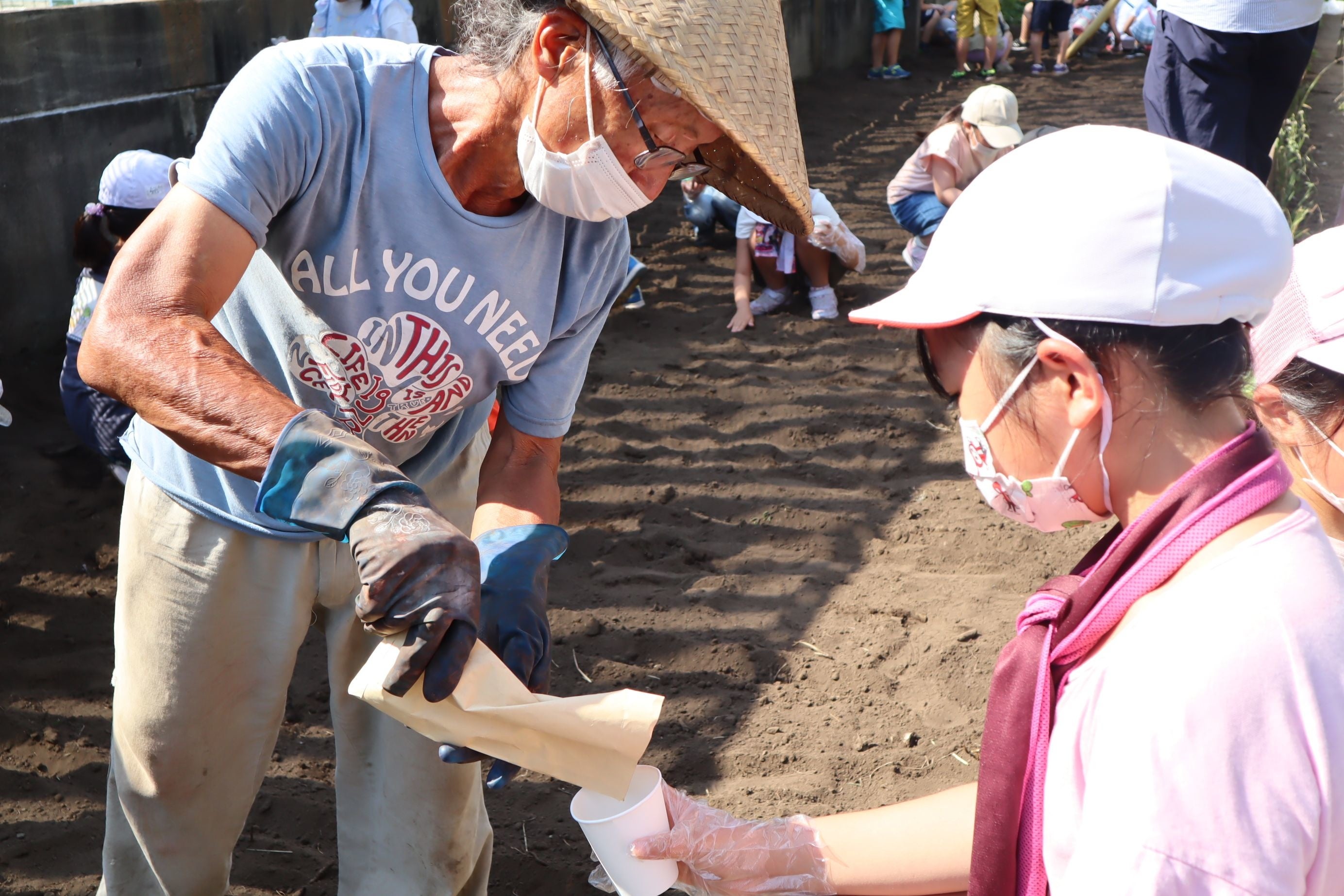 石井さんから大事な種を受け取る　橋本小