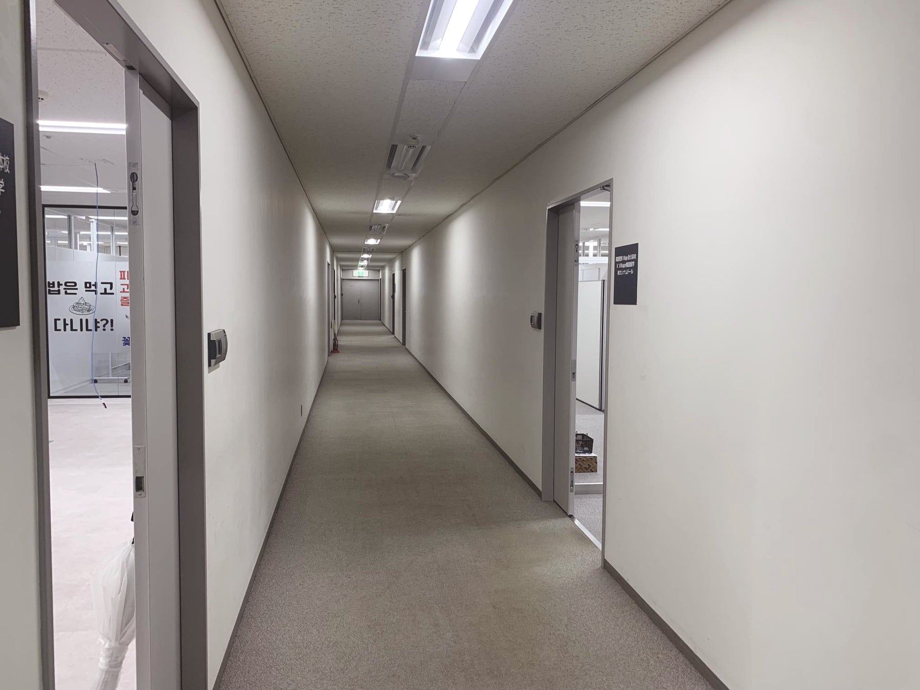 左:受付、右:待合室