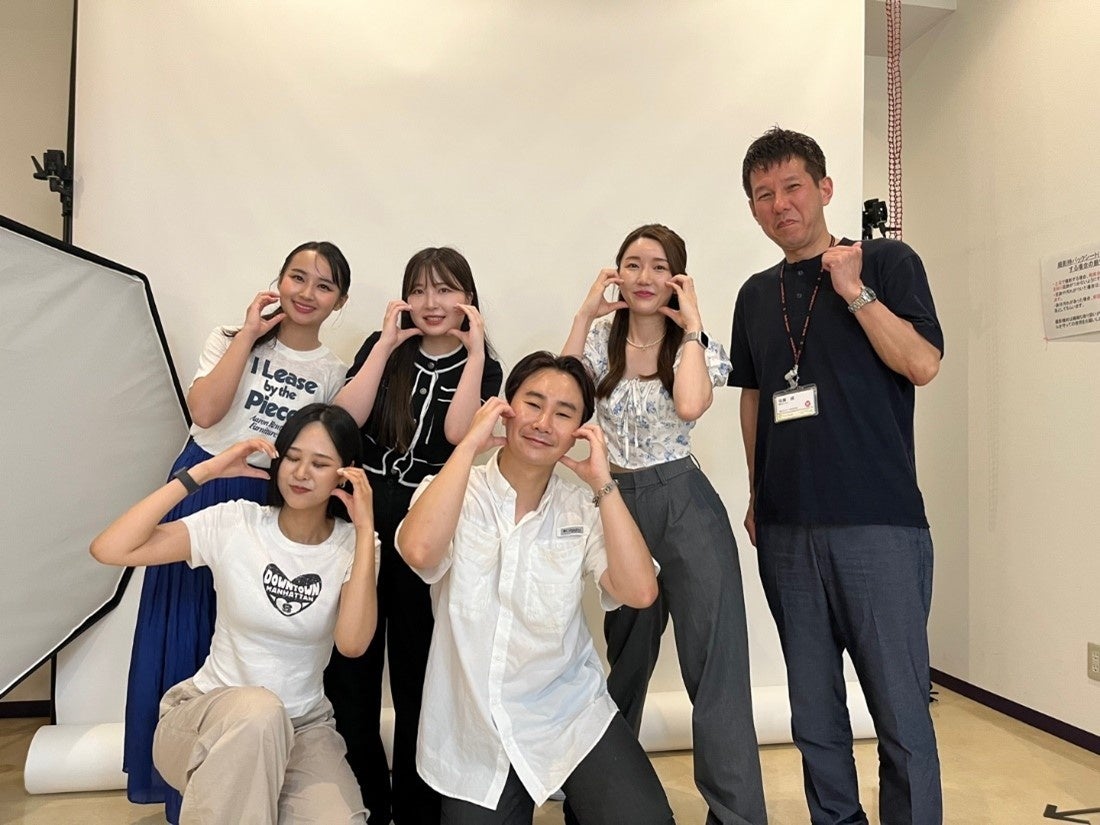 特別授業終了後にプロジェクトメンバーと記念写真