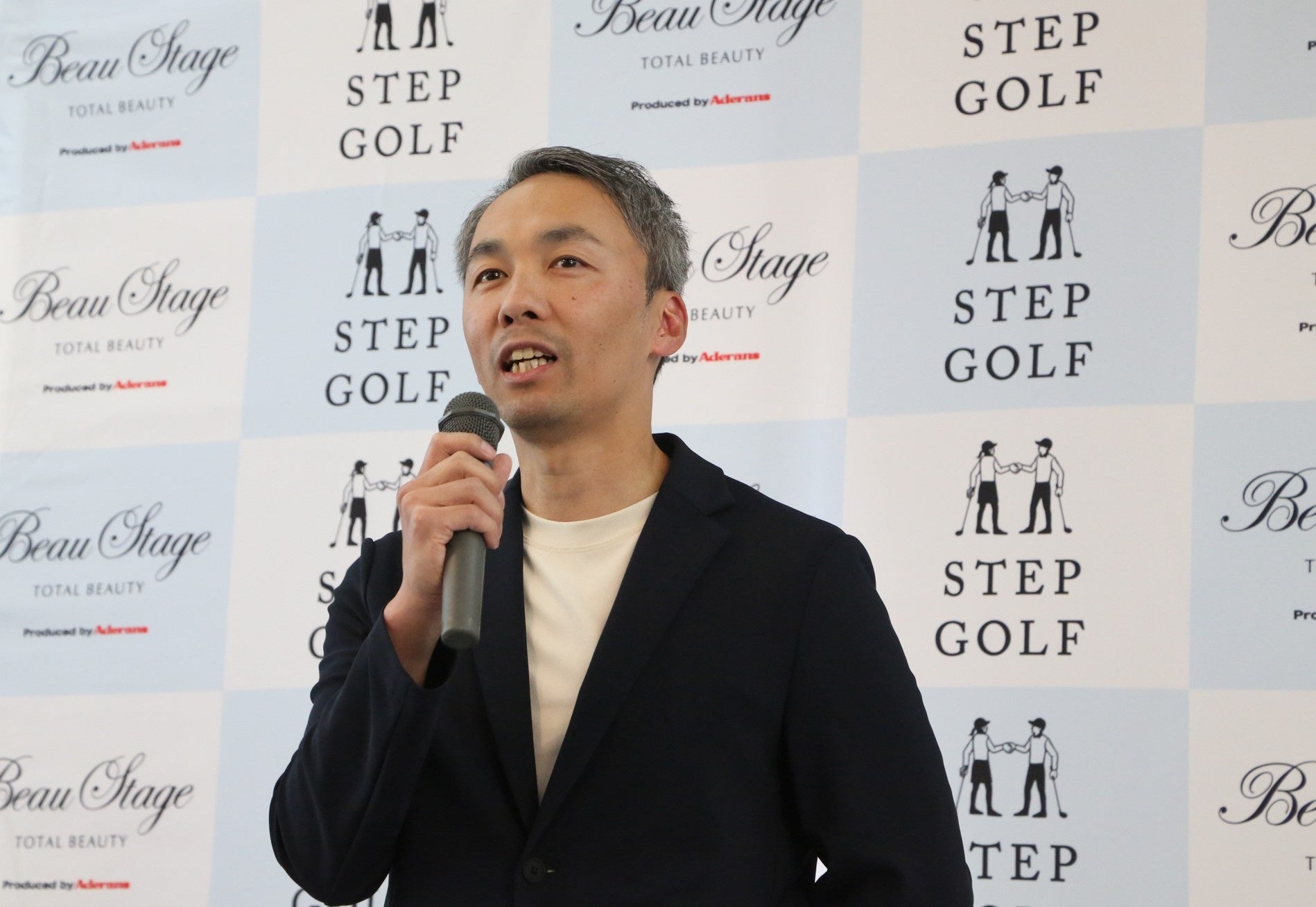 挨拶するステップゴルフ　代表取締役　榎本考修