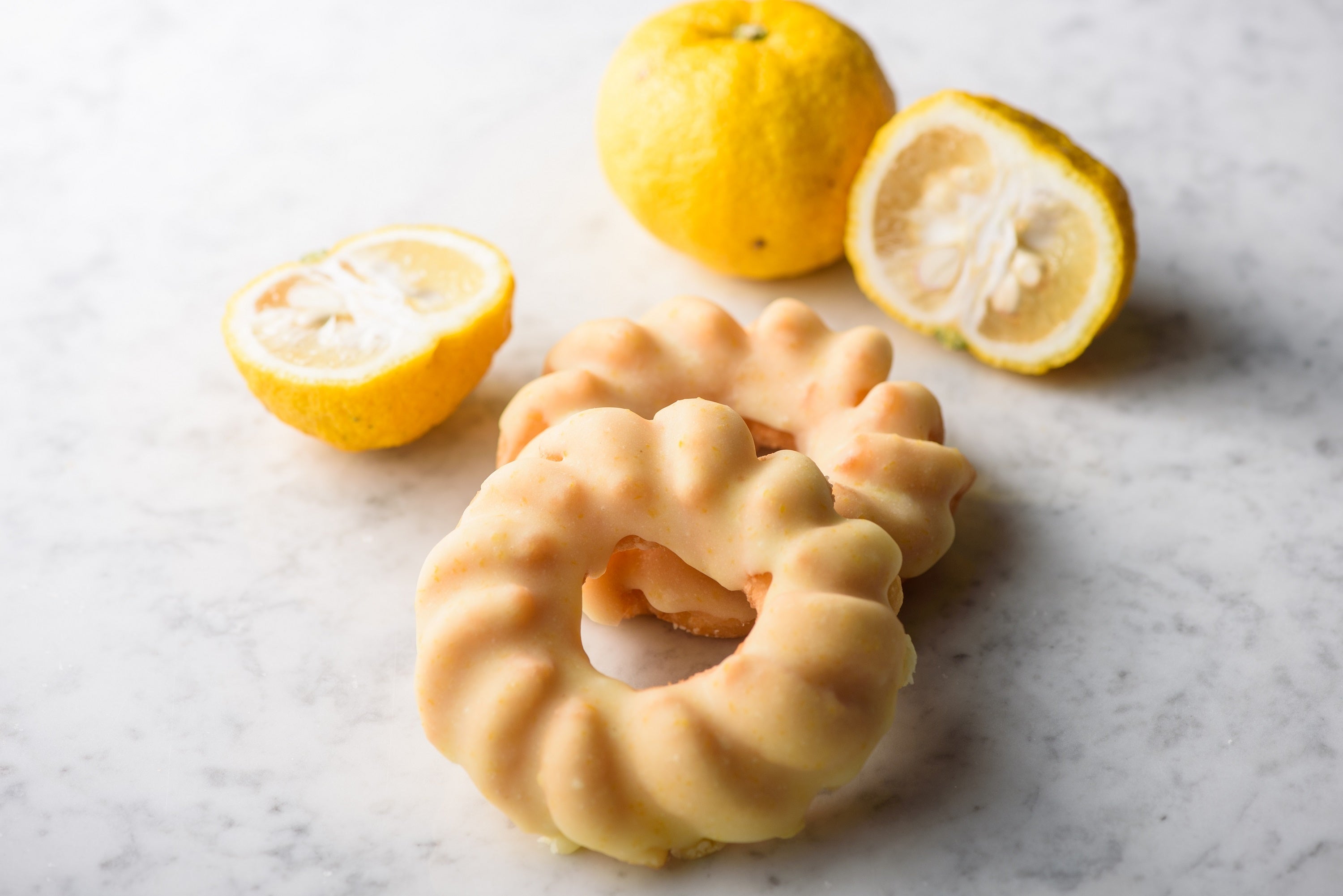 地元のゆずを大切に手絞りして使う、ゆずグレーズドーナツ