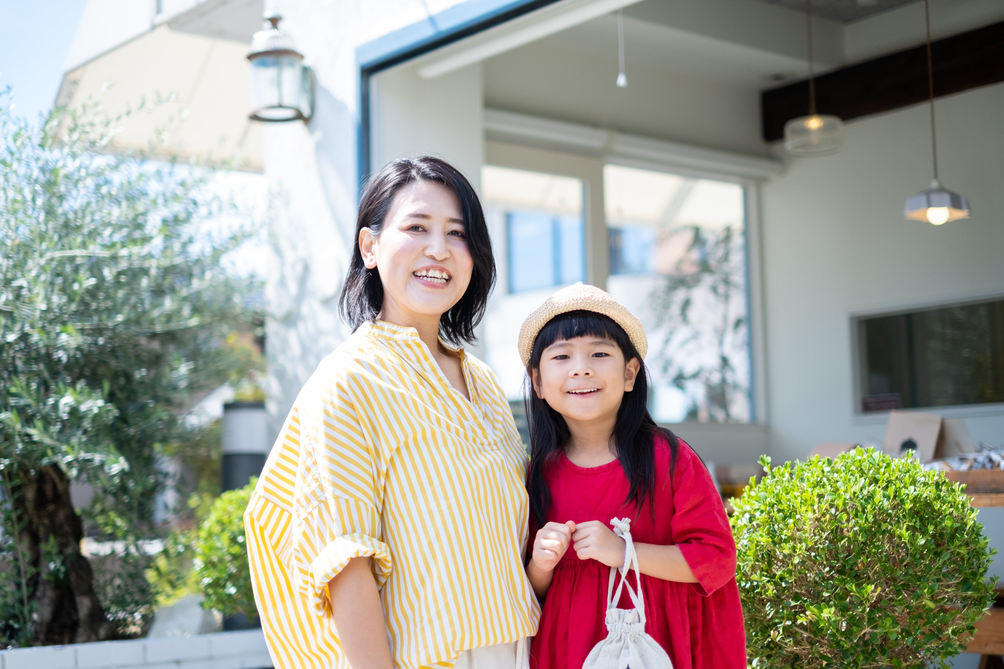 代表取締役社長・志賀嘉子とロゴのモデルにもなっている娘