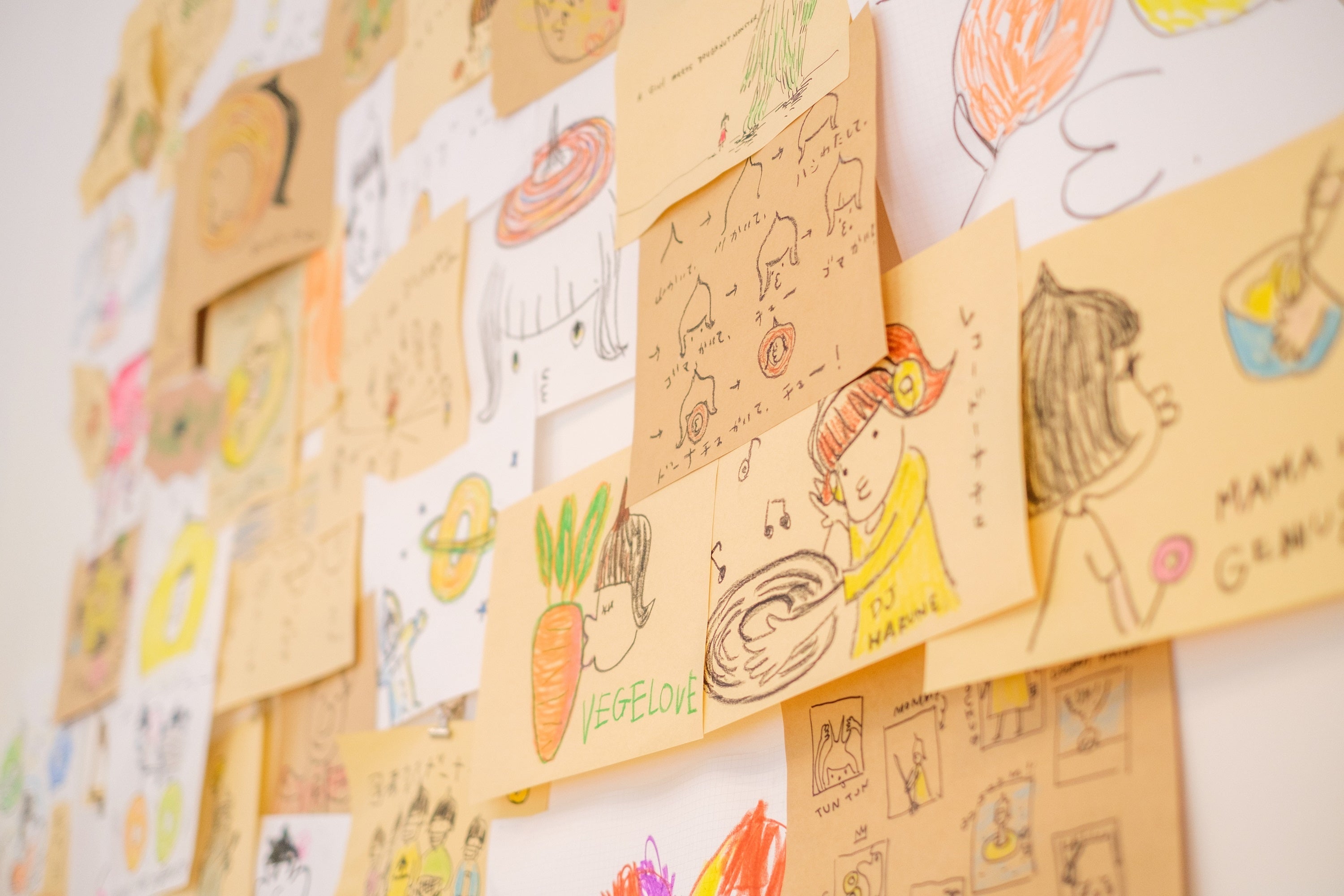 子どもたちの絵も一緒に飾られています