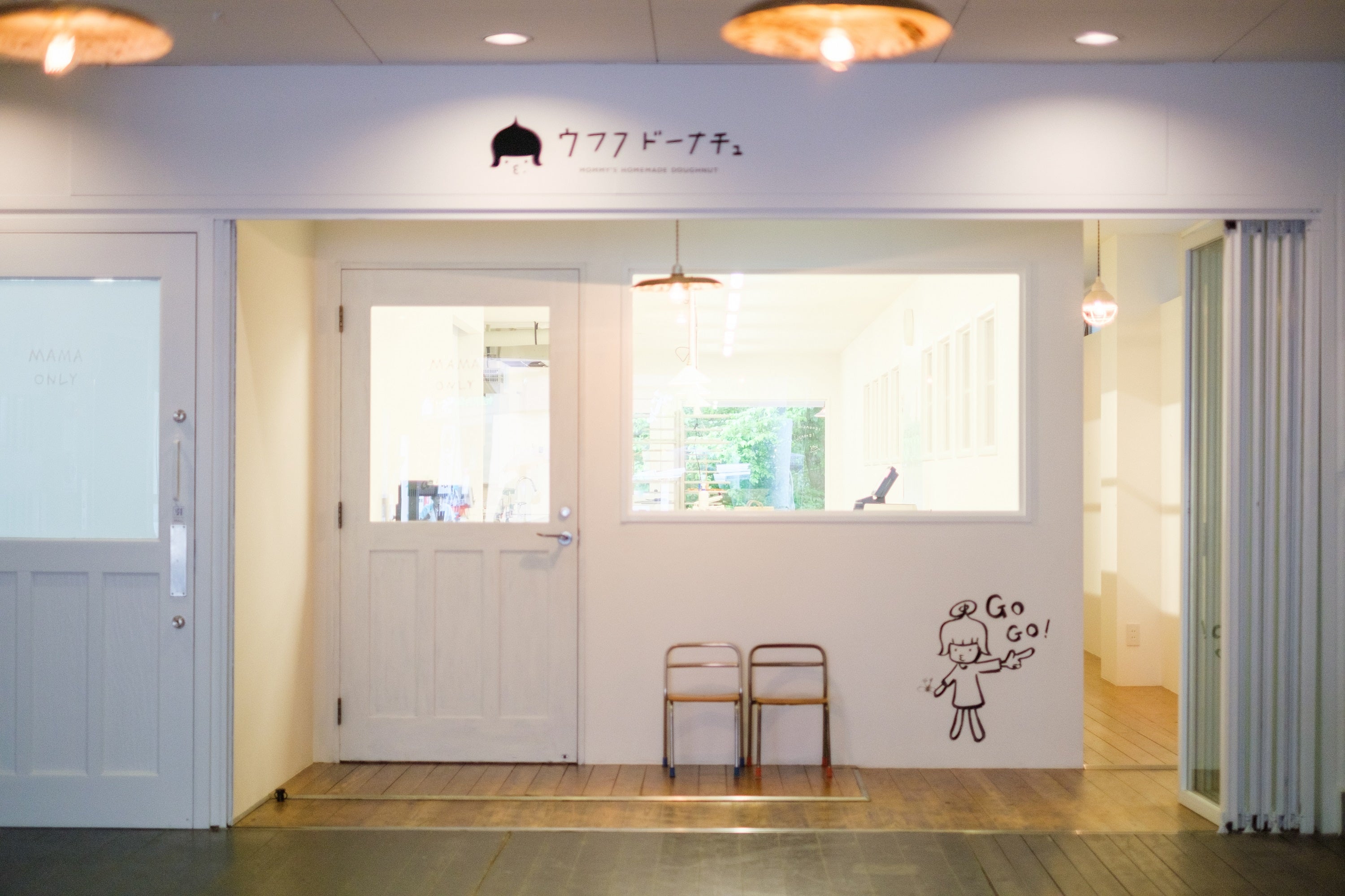 ママたちの工房を見ながら細い通路を通ってショップへ​