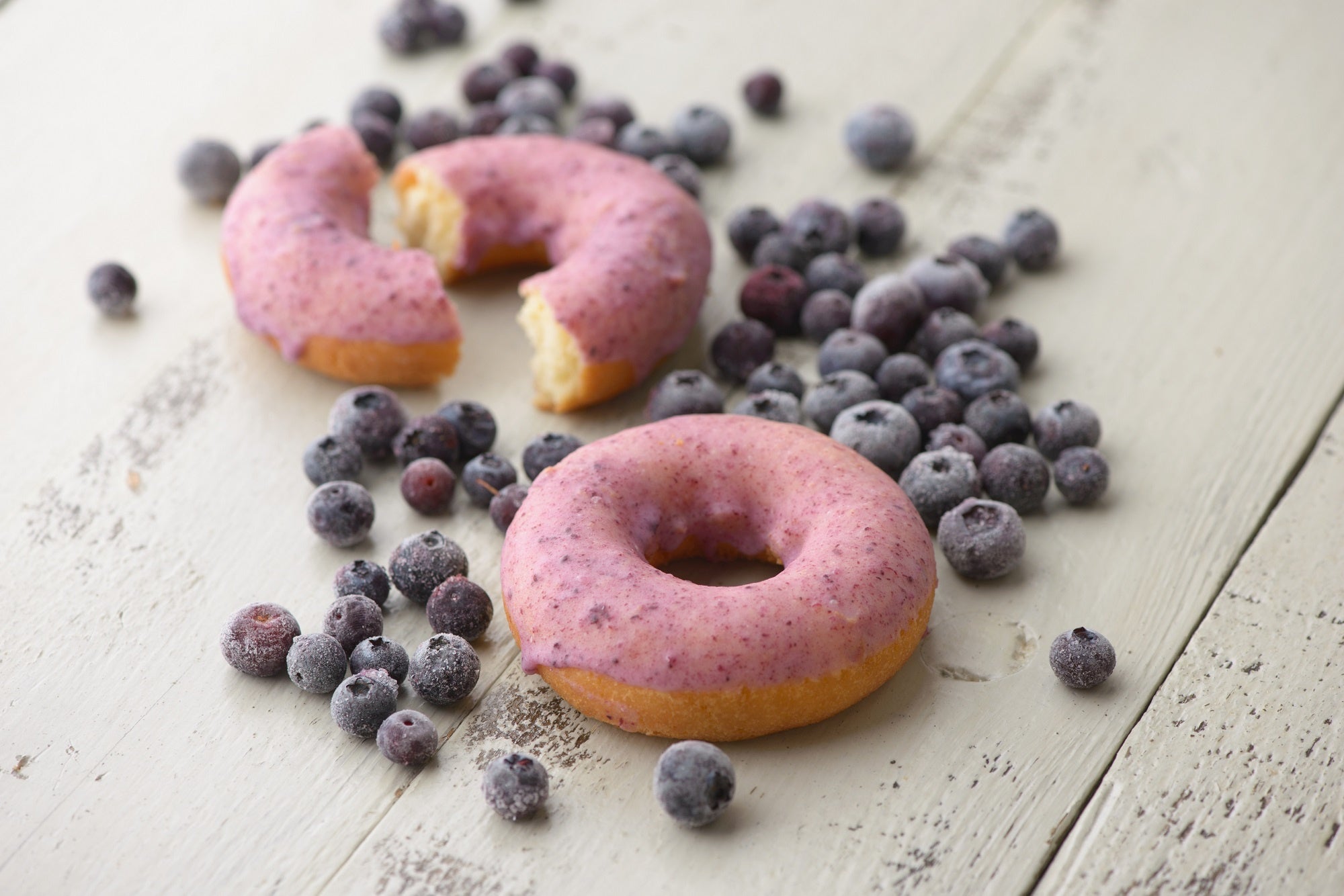 軽井沢のブルーベリーを使ったオリジナルコーティングのドーナツ