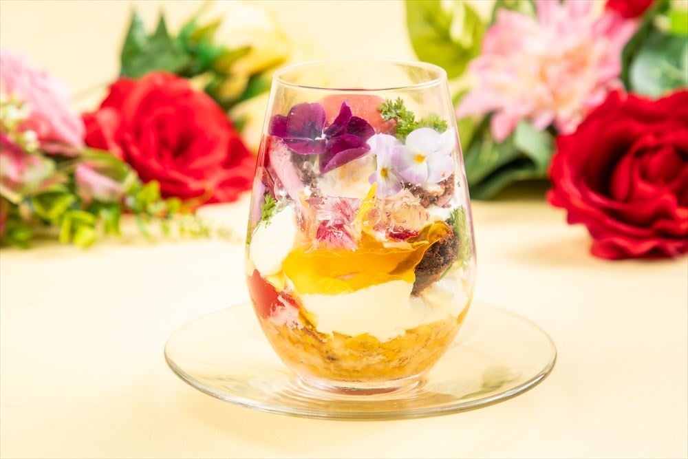 サワーチェリーとエディブルフラワーのフローラルパフェ