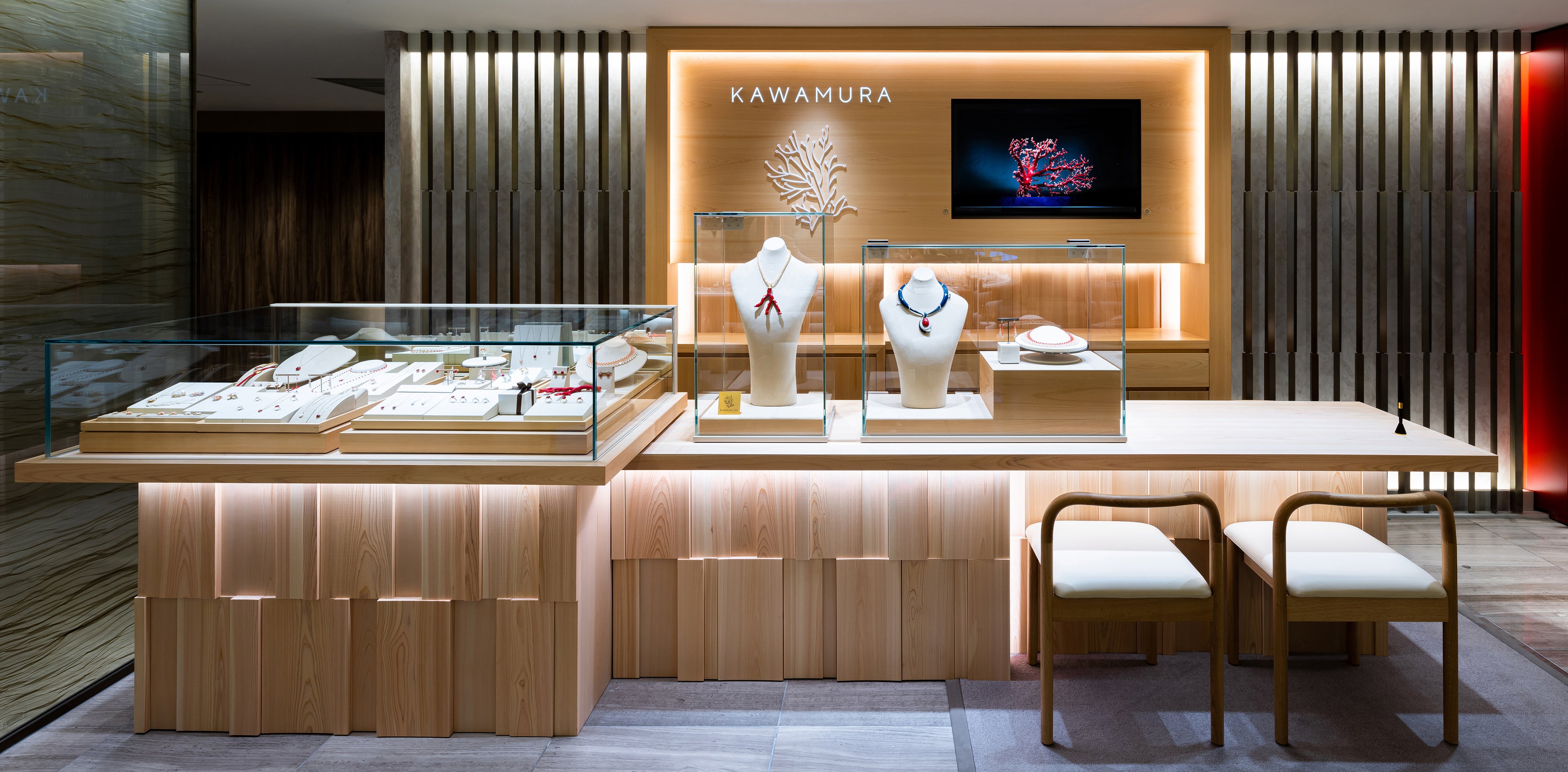 銀座三越 新館2階 ジュエリー／カワムラ