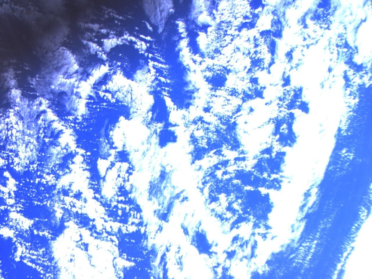 放出３２分後にOPTIMAL-1の検証用カラーカメラが初めて撮影した画像 （今後実証予定の超小型ハイパースペクトルカメラによる画像ではありません） ©︎福井大学／アークエッジ・スペース