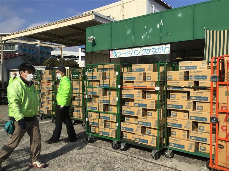 商品寄贈の様子