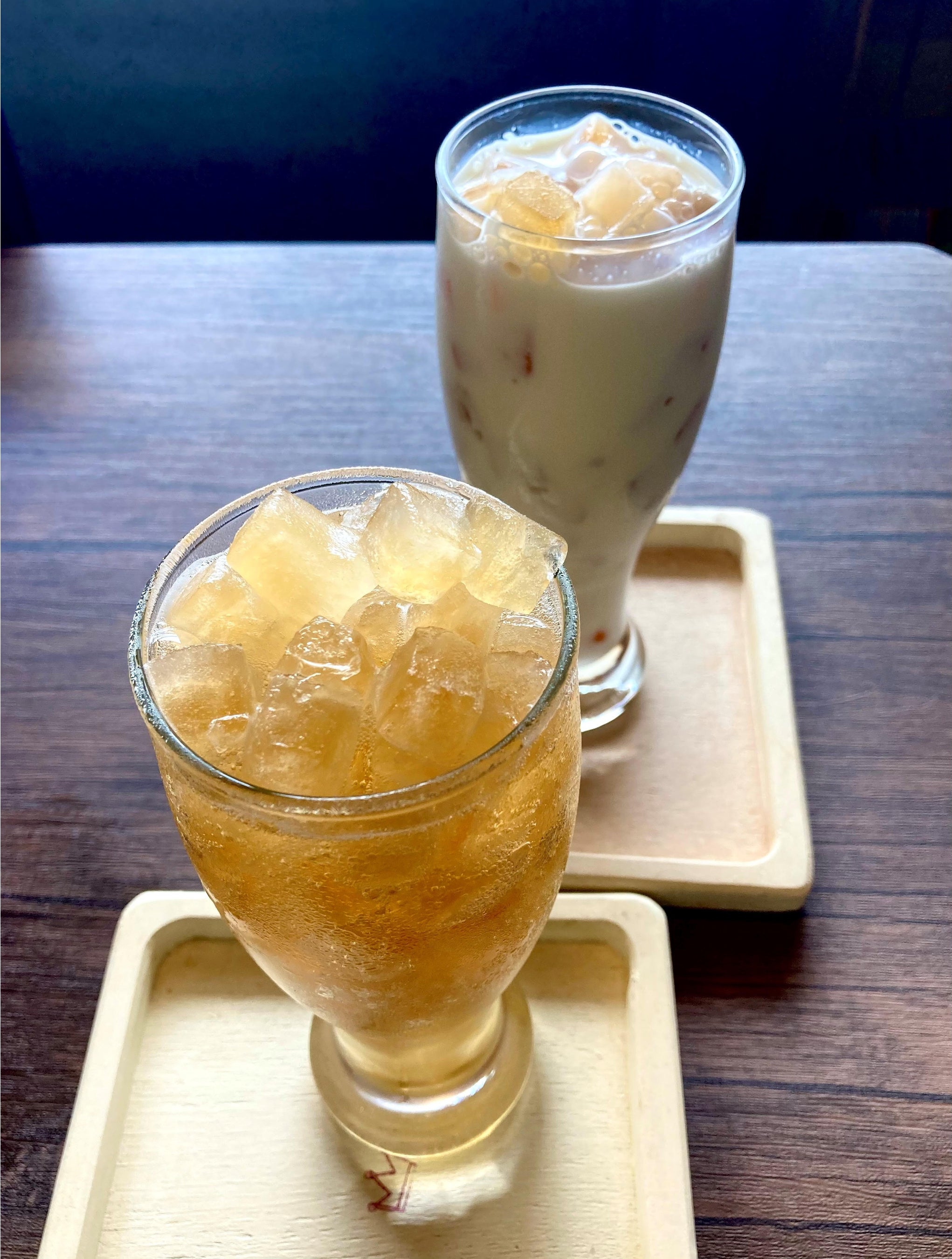 手前から「午後の紅茶の氷炭酸」 「午後の紅茶の氷ミルク」
