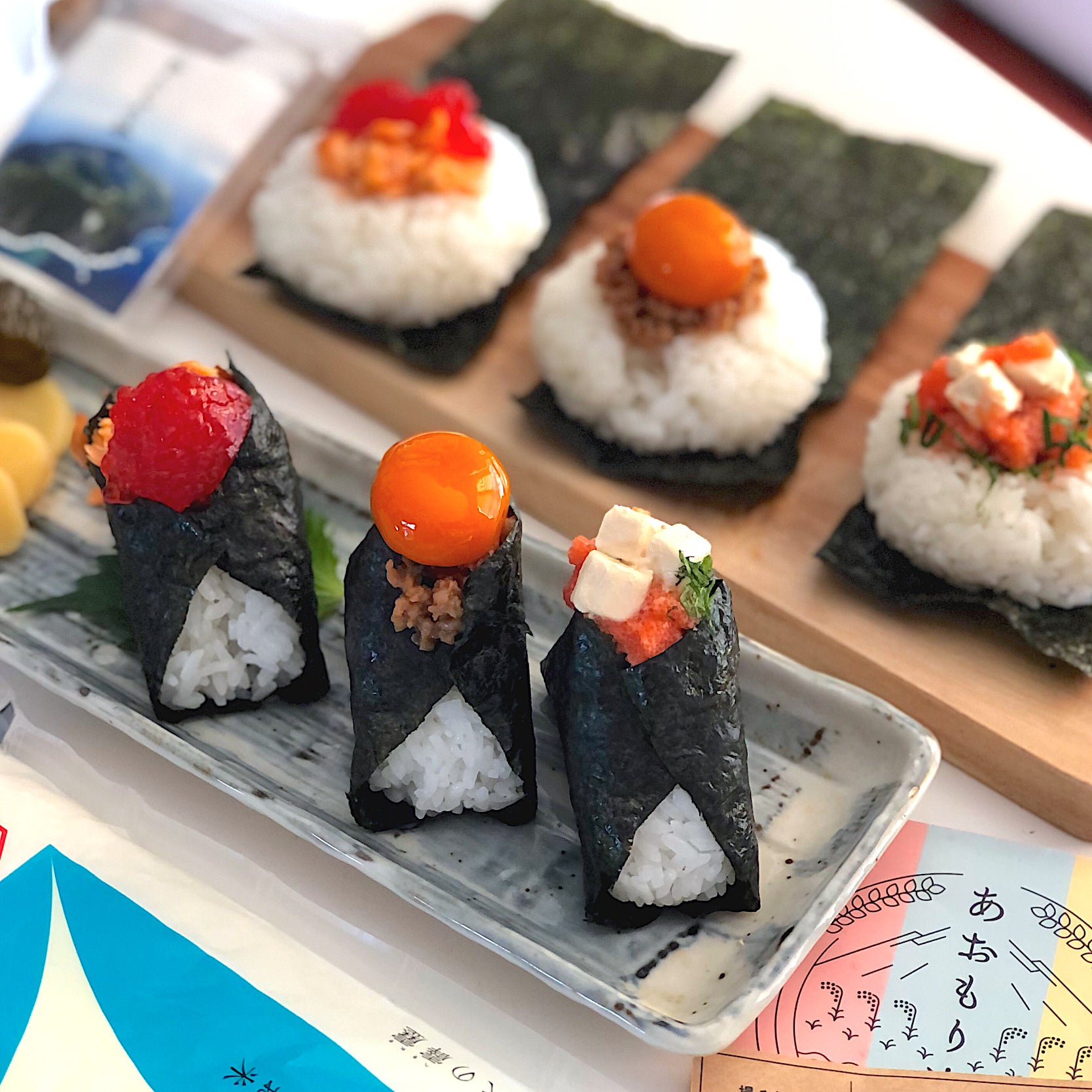 大人気のおにぎり屋さんへのオマージュです。