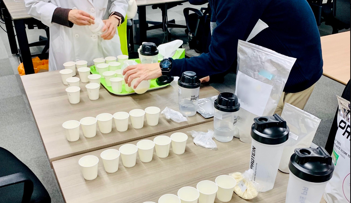 自社ラボでの試飲会の様子