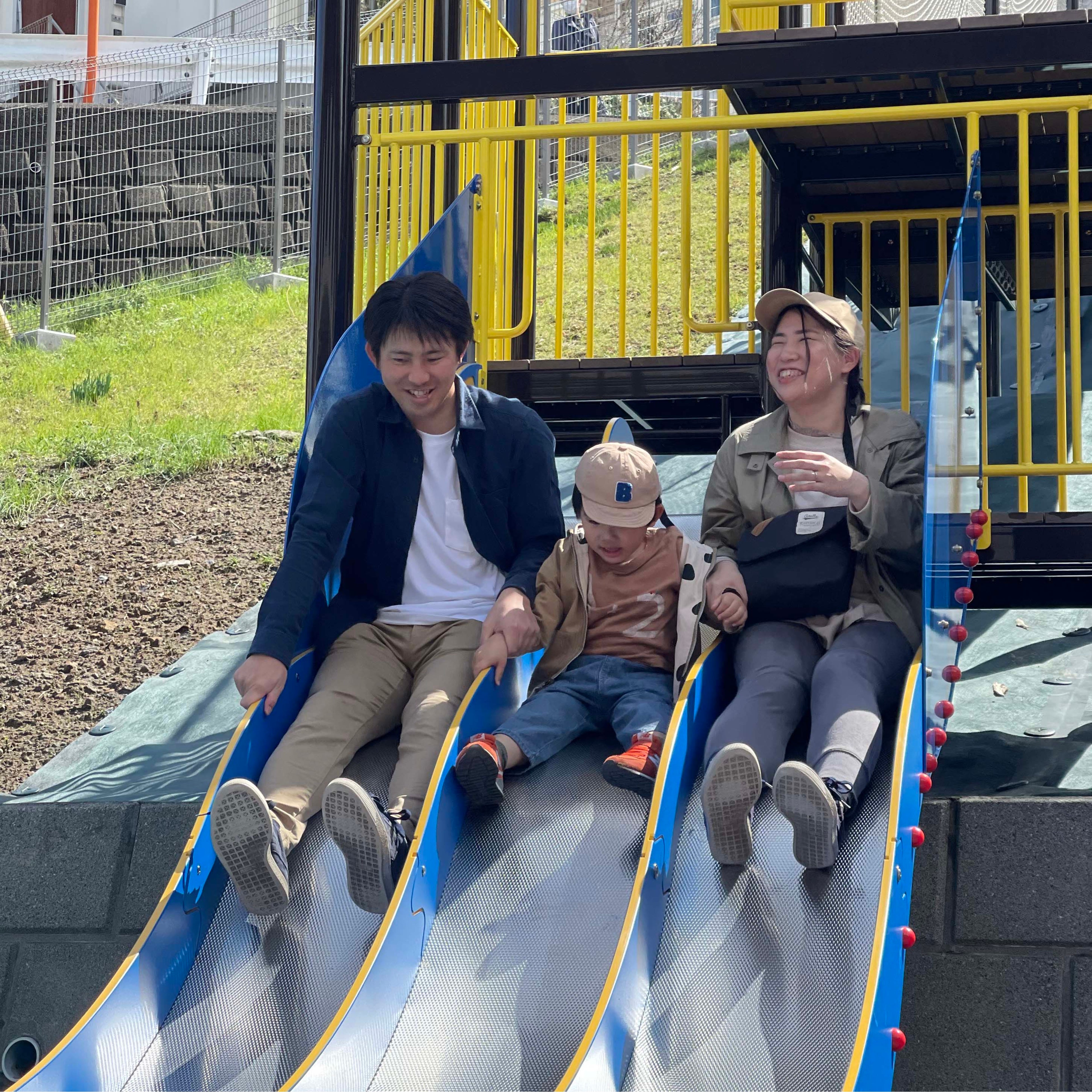 アスレチックで遊ぶ家族