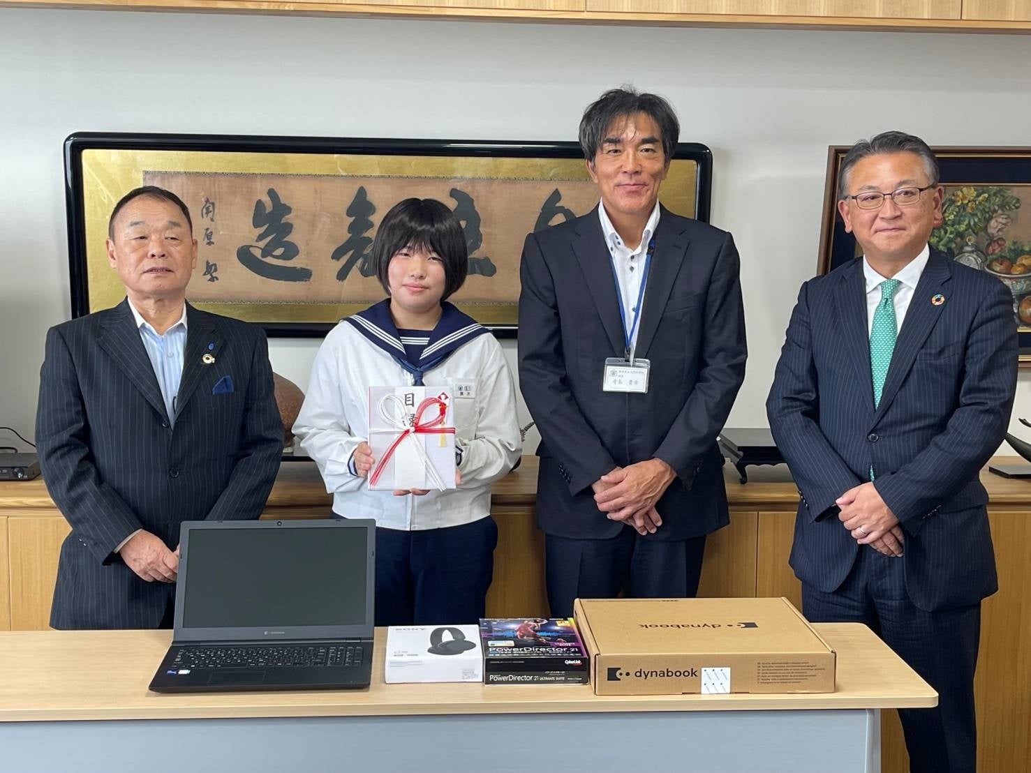 写真左からリビングライフ 代表　炭谷、射水市立大門中学校、放送演劇部　部長、射水市立大門中学校、校長　寺島様、三十三銀行　常務執行役員　坂元様