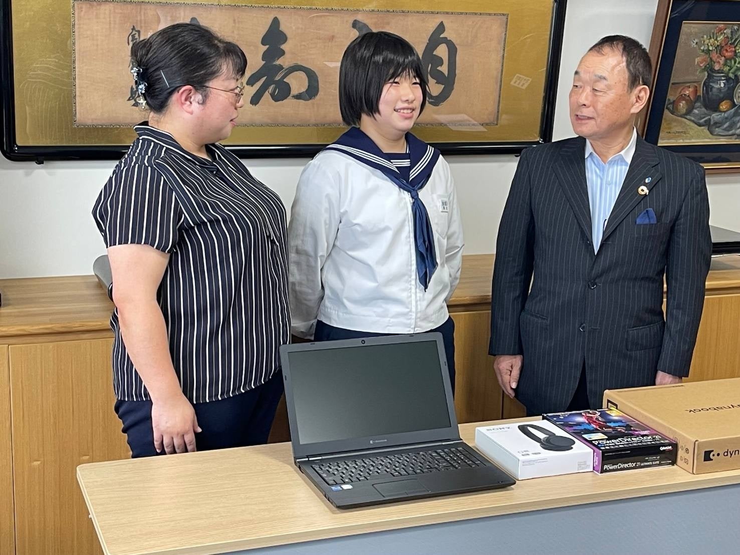 写真左から射水市立大門中学校、放送演劇部　顧問、射水市立大門中学校、放送演劇部　部長、リビングライフ 代表炭谷