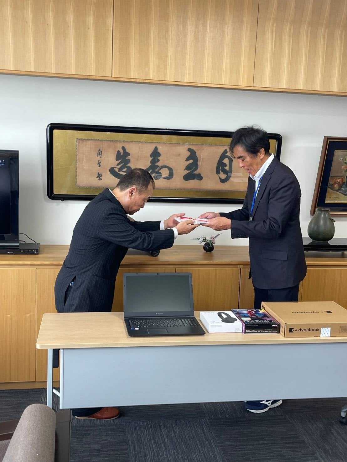 写真左からリビングライフ 代表炭谷、三十三銀行　常務執行役員　坂元様