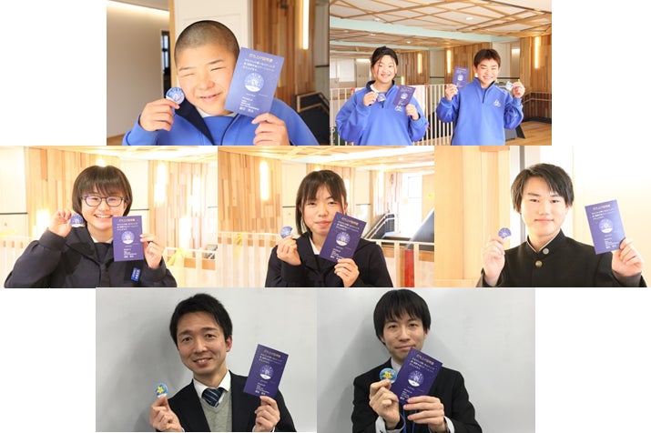 卒業の日に、「きぼう」への打ち上げ記念品(カードと缶バッジ)を手にした女川中学校の生徒と先生方