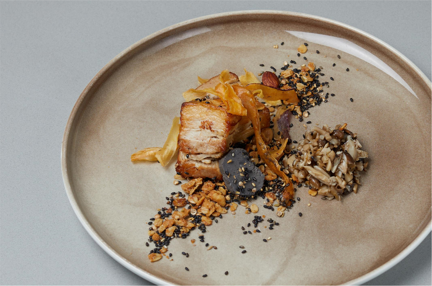 ごまを食べて育った豚のグリル 黒ごまバタークリーム添え 1,380円